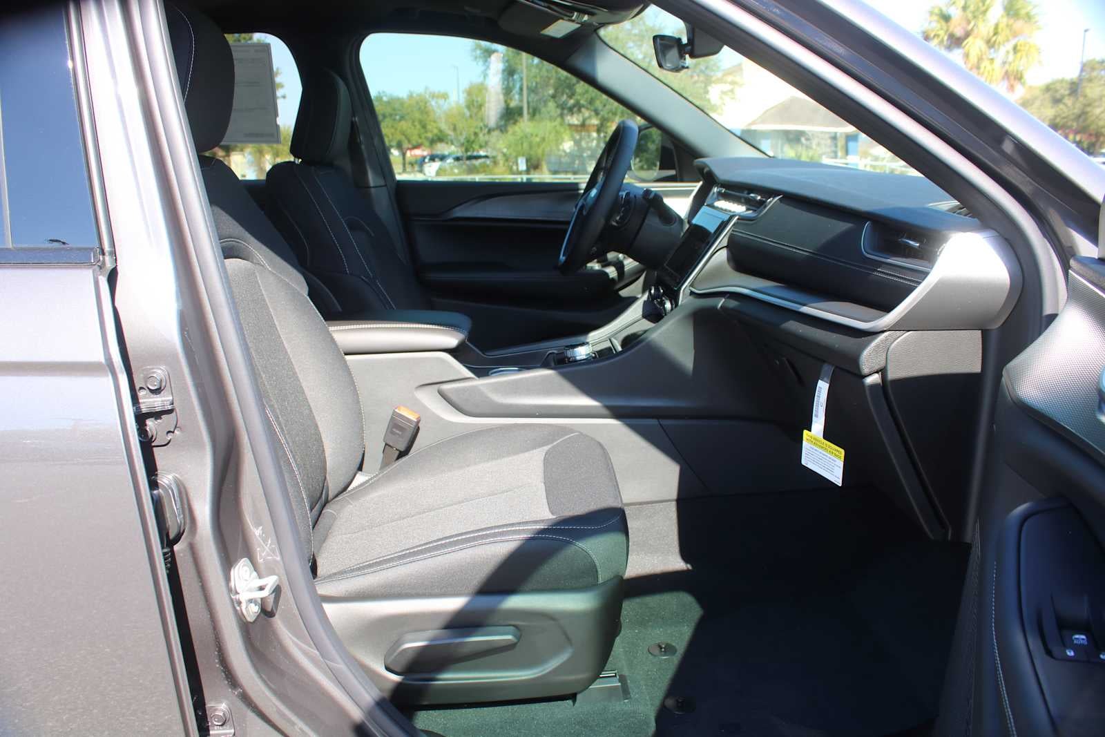 2025 Jeep Grand Cherokee GRAND CHEROKEE LAREDO X 4X2