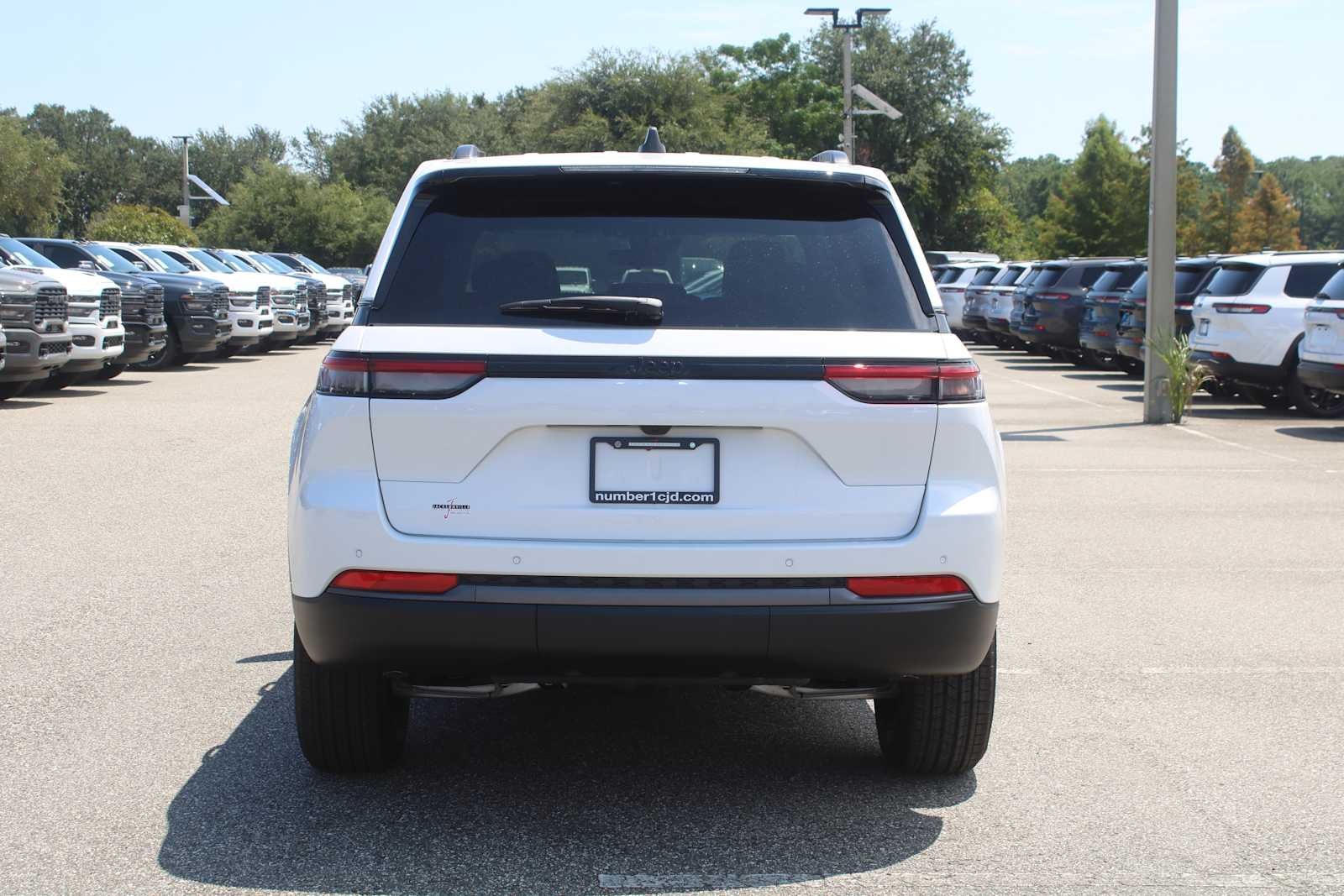 2026 Jeep Grand Cherokee Laredo Altitude