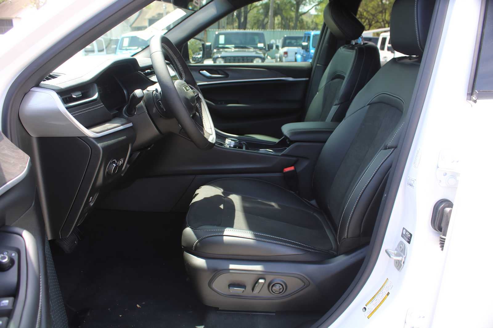 2026 Jeep Grand Cherokee Laredo Altitude