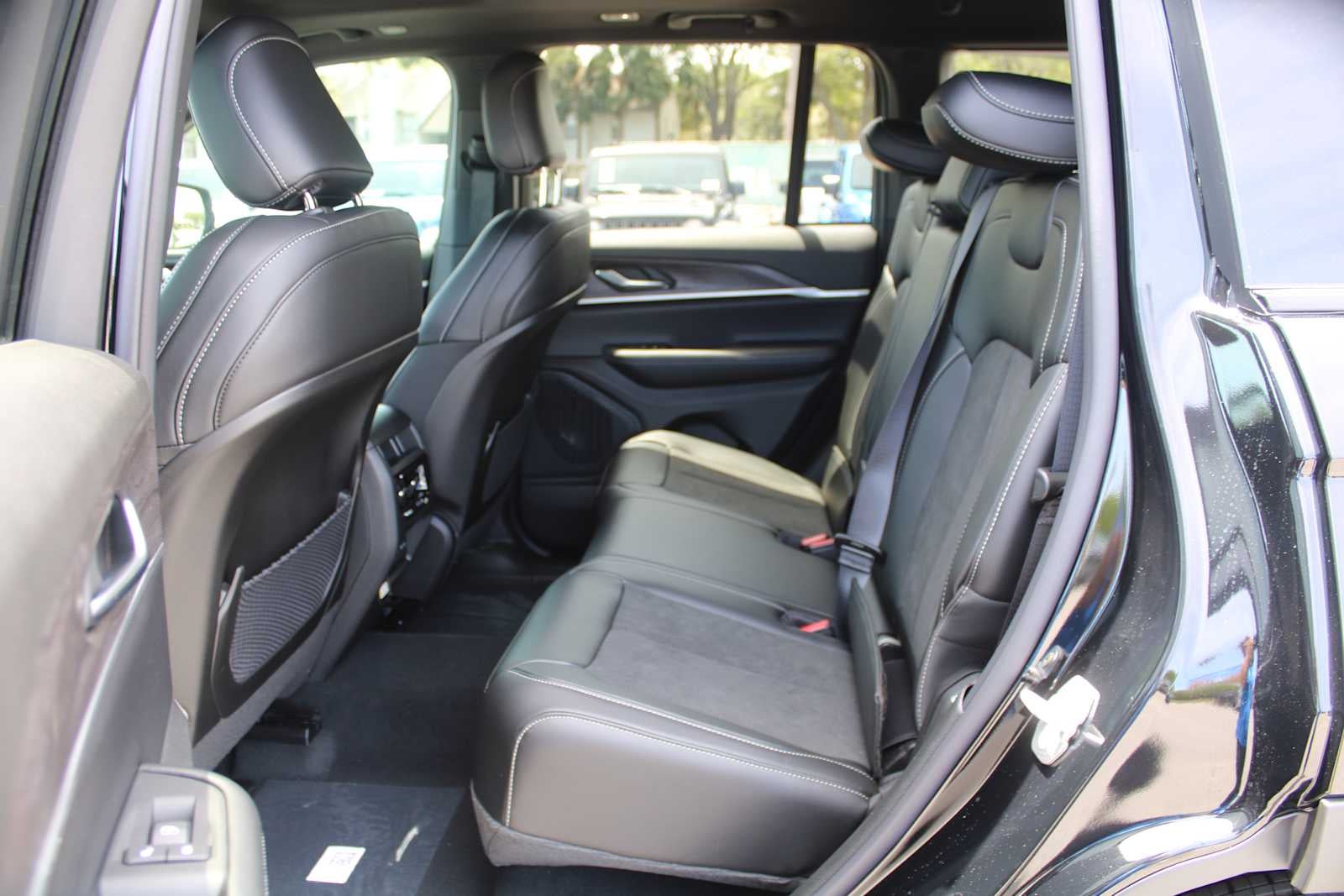 2026 Jeep Grand Cherokee Laredo Altitude