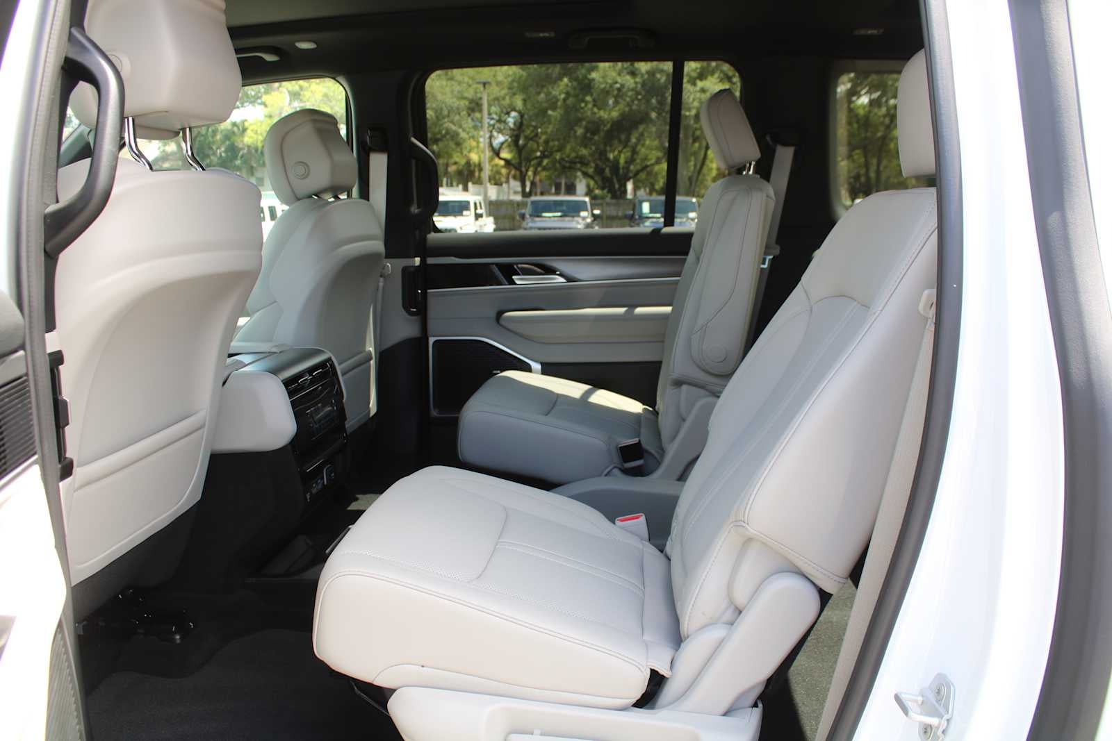 2026 Jeep Grand Wagoneer L 4x4