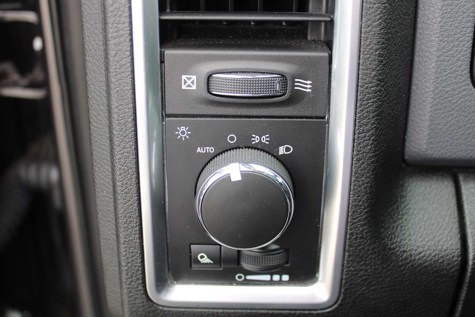 2020 RAM 1500 Classic SLT Crew Cab 4x2 6'4' Box