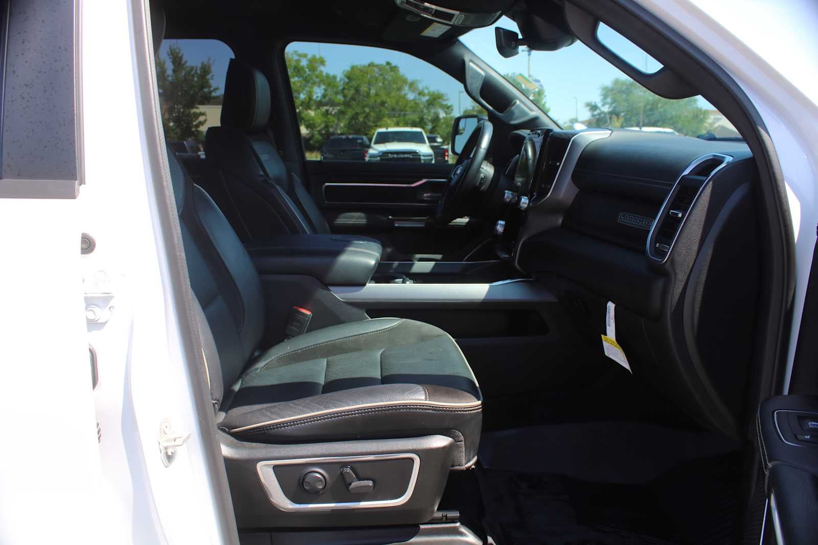 2023 RAM 1500 Laramie Crew Cab 4x4 5'7' Box