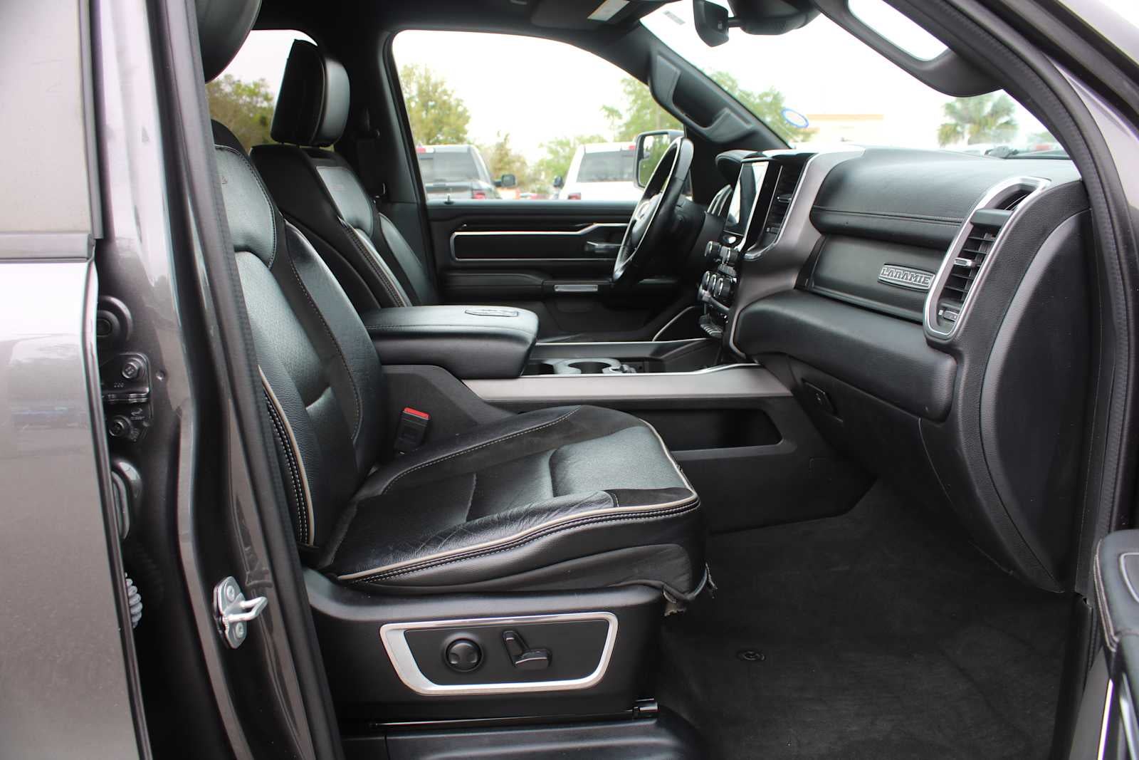 2022 RAM 1500 Laramie Crew Cab 4x4 6'4' Box