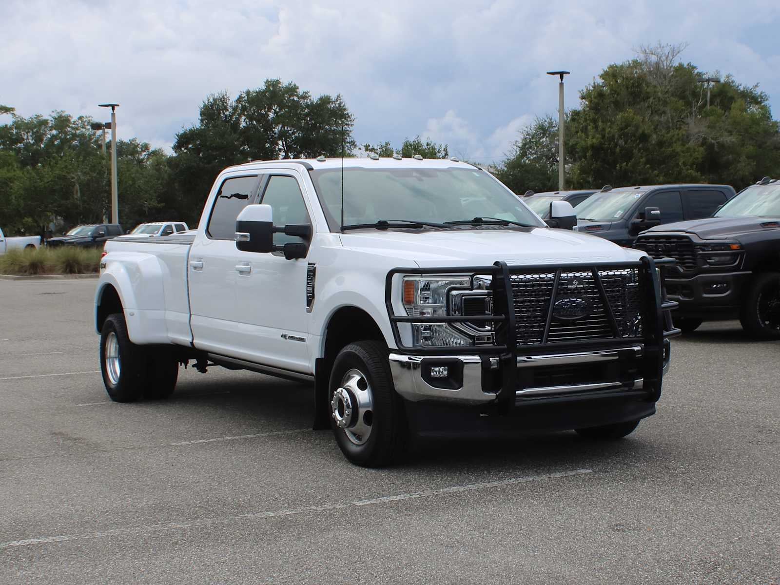 2022 Ford Super Duty F-350 DRW Pickup LARIAT