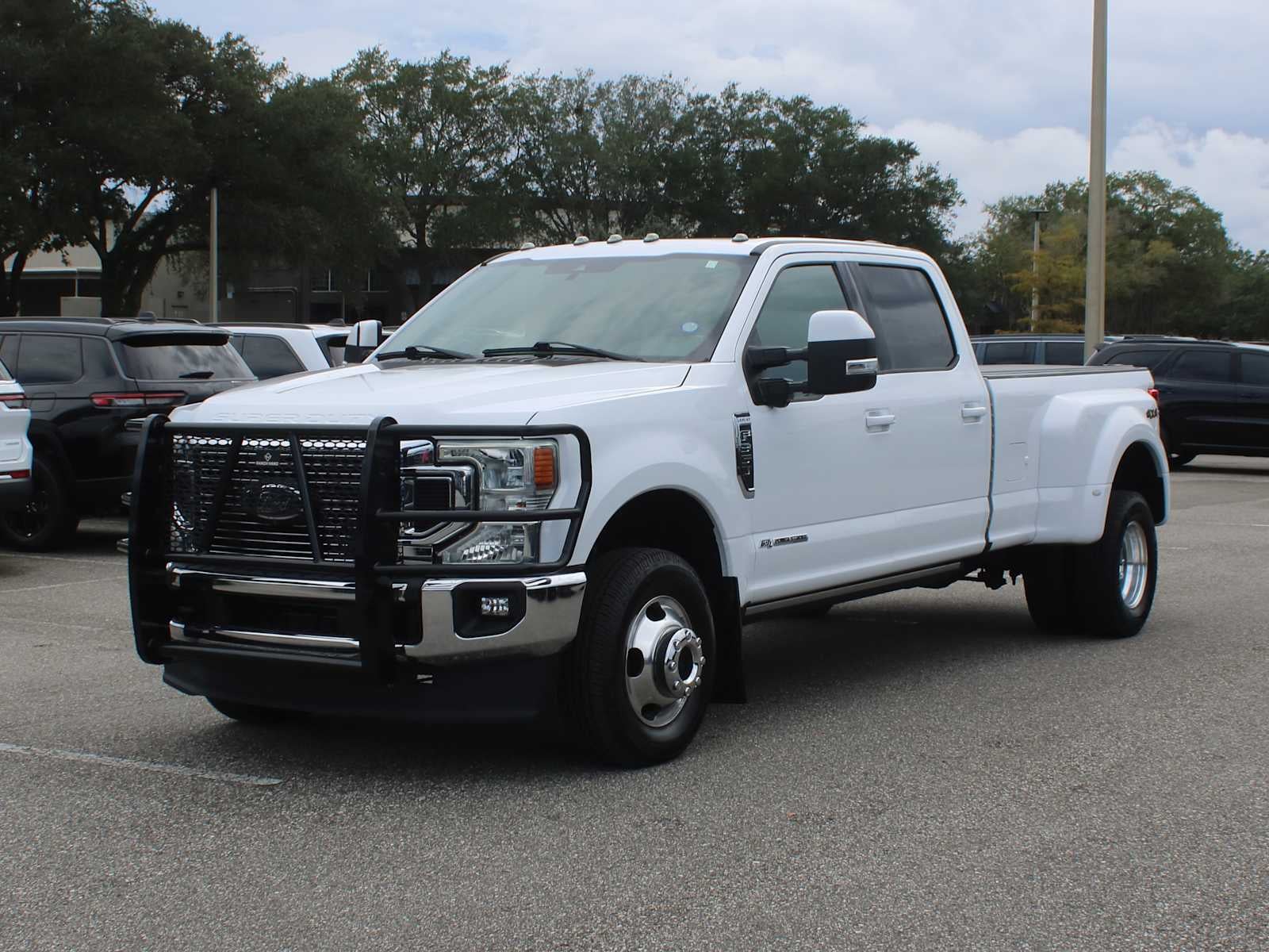 2022 Ford Super Duty F-350 DRW Pickup LARIAT