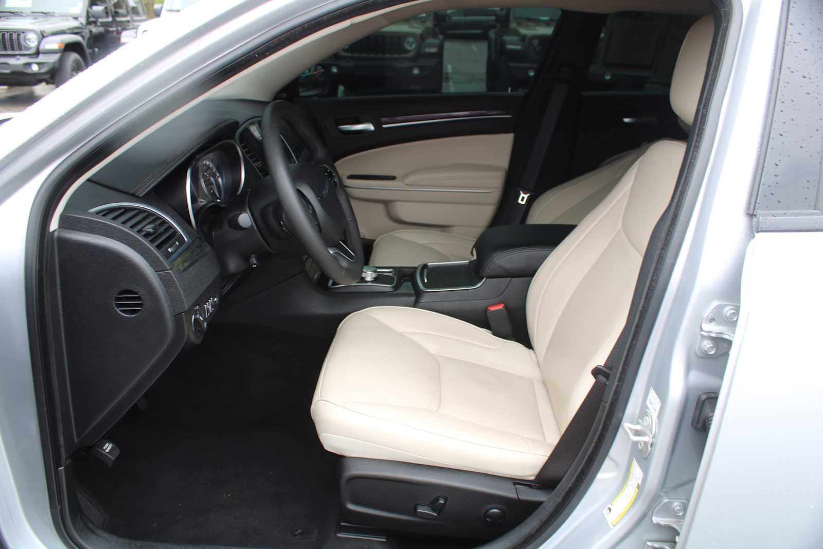 2023 Chrysler 300 Touring L