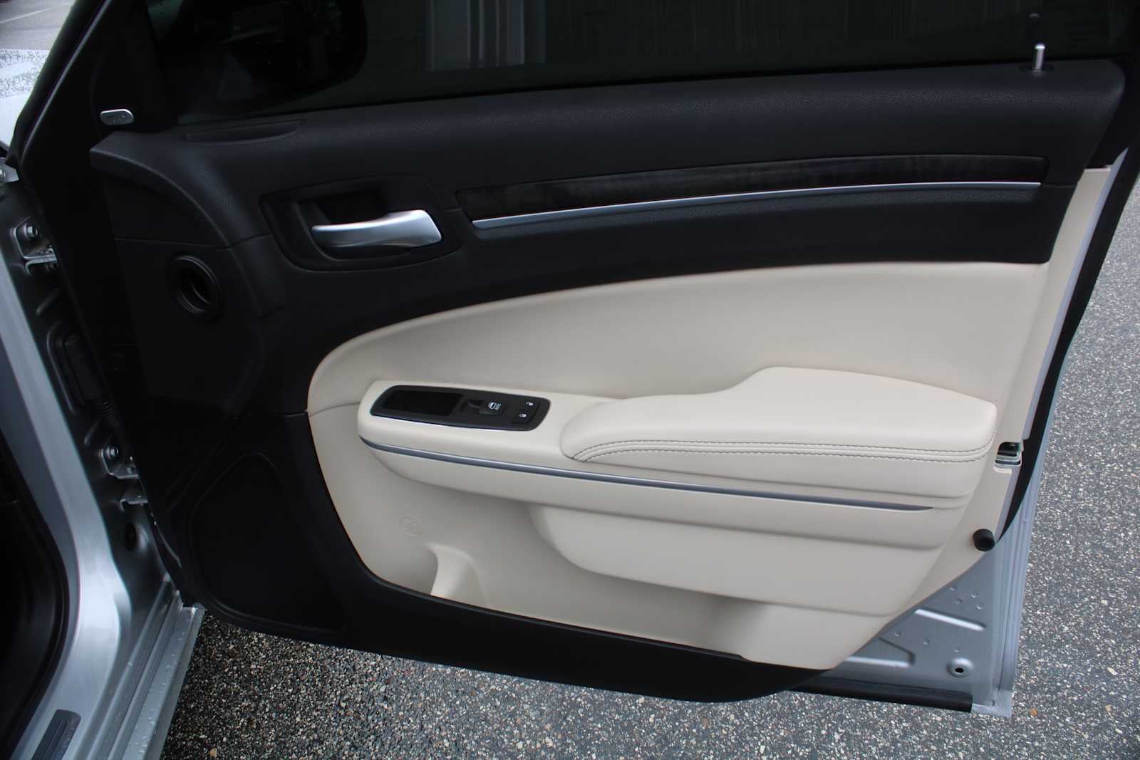 2023 Chrysler 300 Touring L