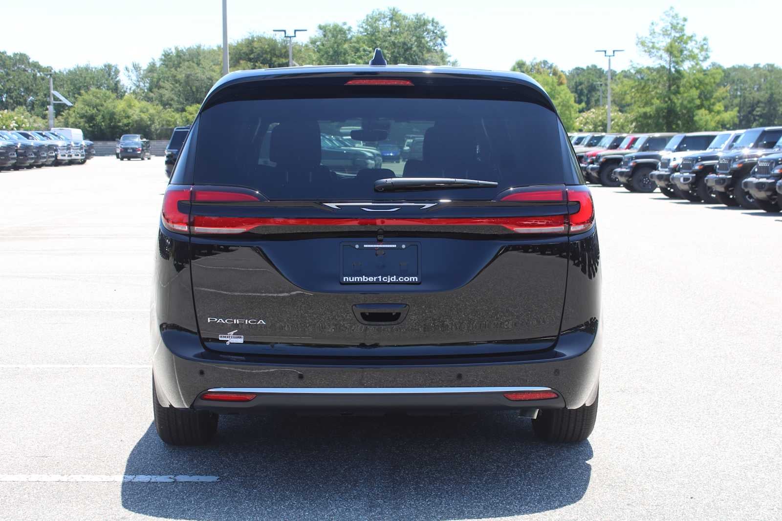 2027 Chrysler Pacifica Select