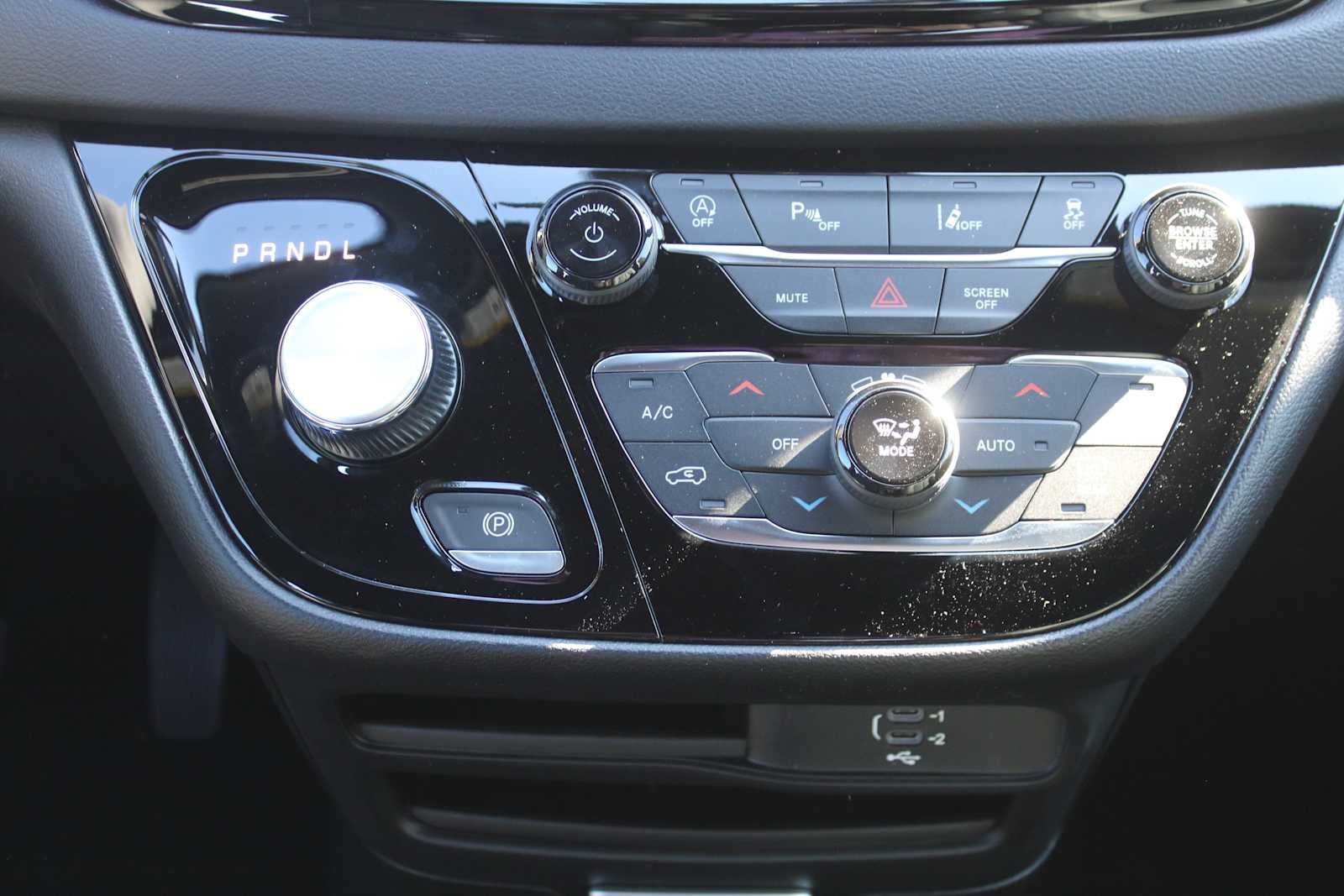 2026 Chrysler Voyager VOYAGER LX