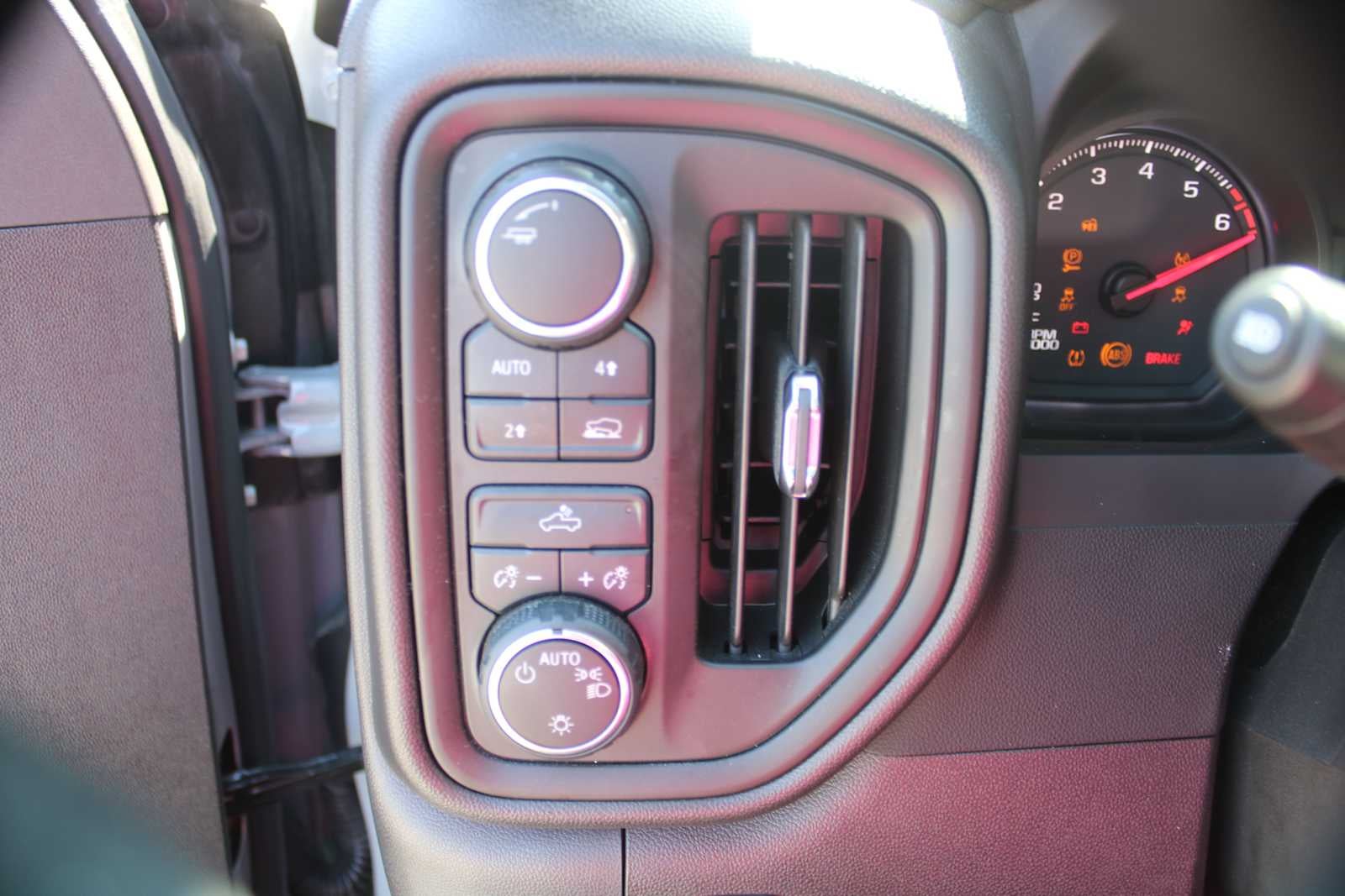 2024 Chevrolet Silverado 1500 4WD Crew Cab Short Bed Custom