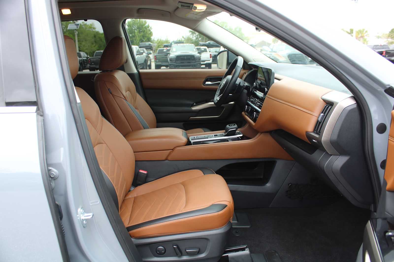 2025 Nissan Pathfinder Platinum FWD