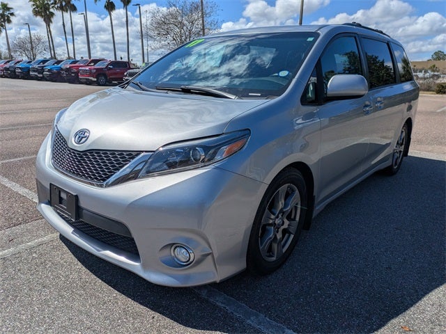 2017 Toyota Sienna SE 8 Passenger