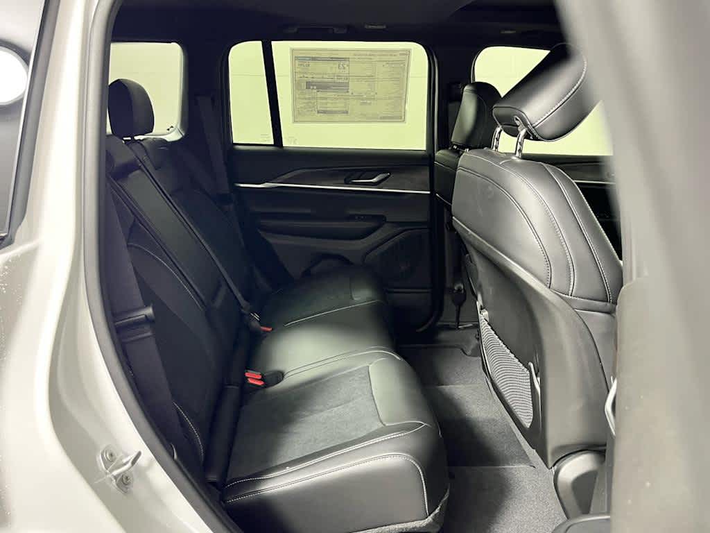 2026 Jeep Grand Cherokee Laredo Altitude
