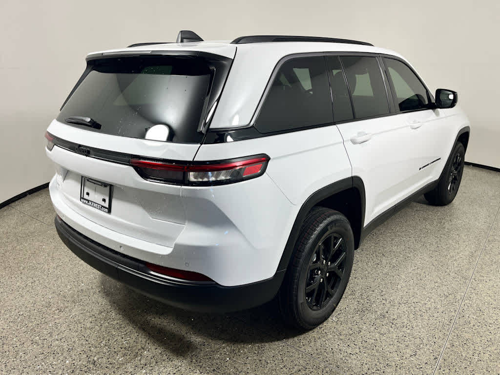 2026 Jeep Grand Cherokee Laredo Altitude
