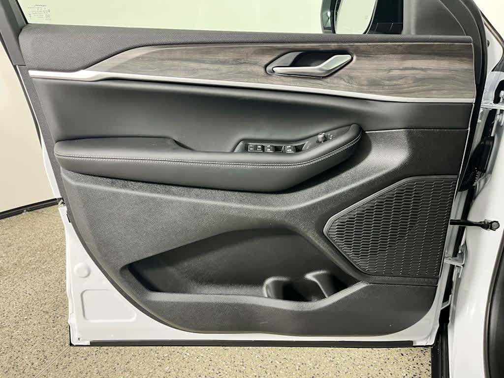 2026 Jeep Grand Cherokee L Laredo Altitude