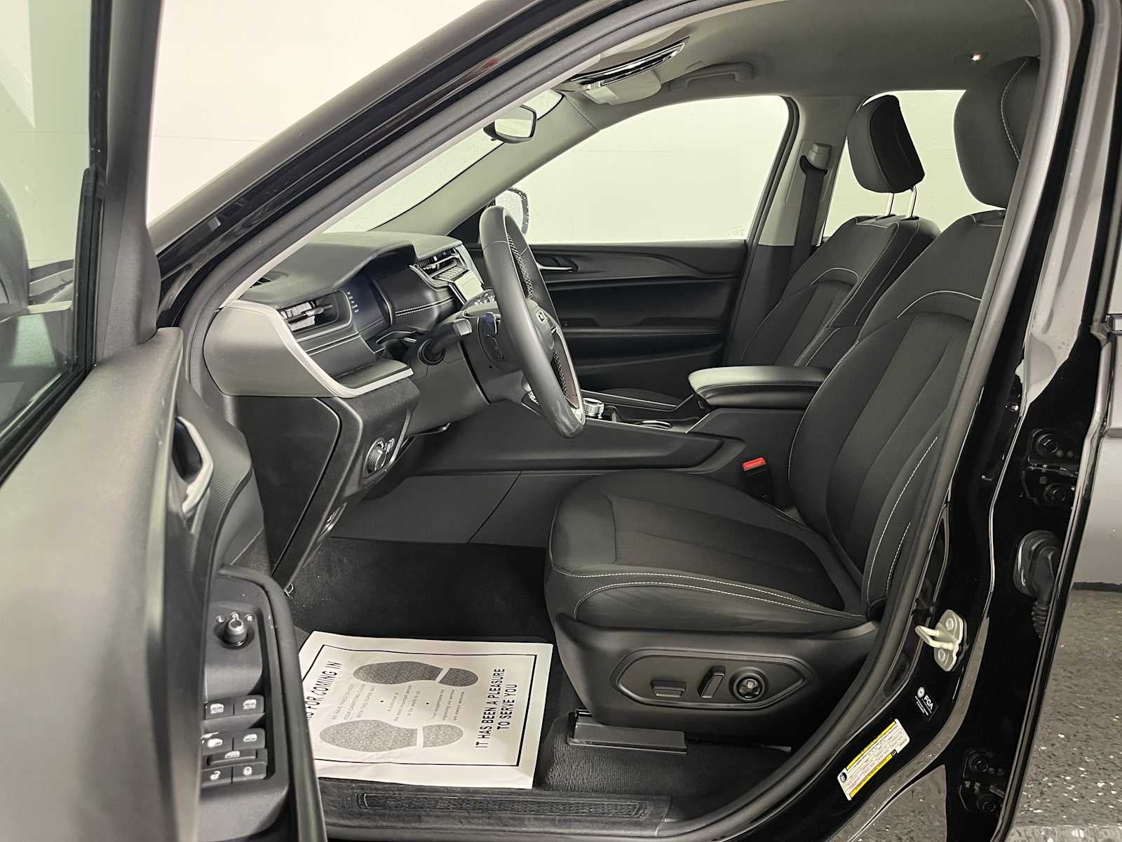 2023 Jeep Grand Cherokee L Laredo