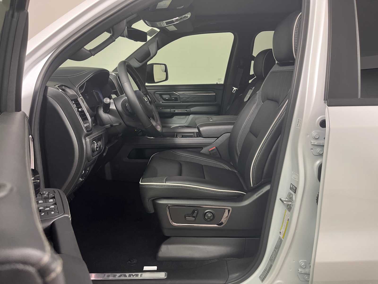 2025 RAM Ram 1500 RAM 1500 LIMITED CREW CAB 4X4 5'7' BOX