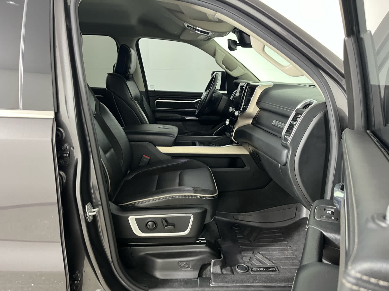 2022 RAM 1500 Laramie Crew Cab 4x4 5'7' Box