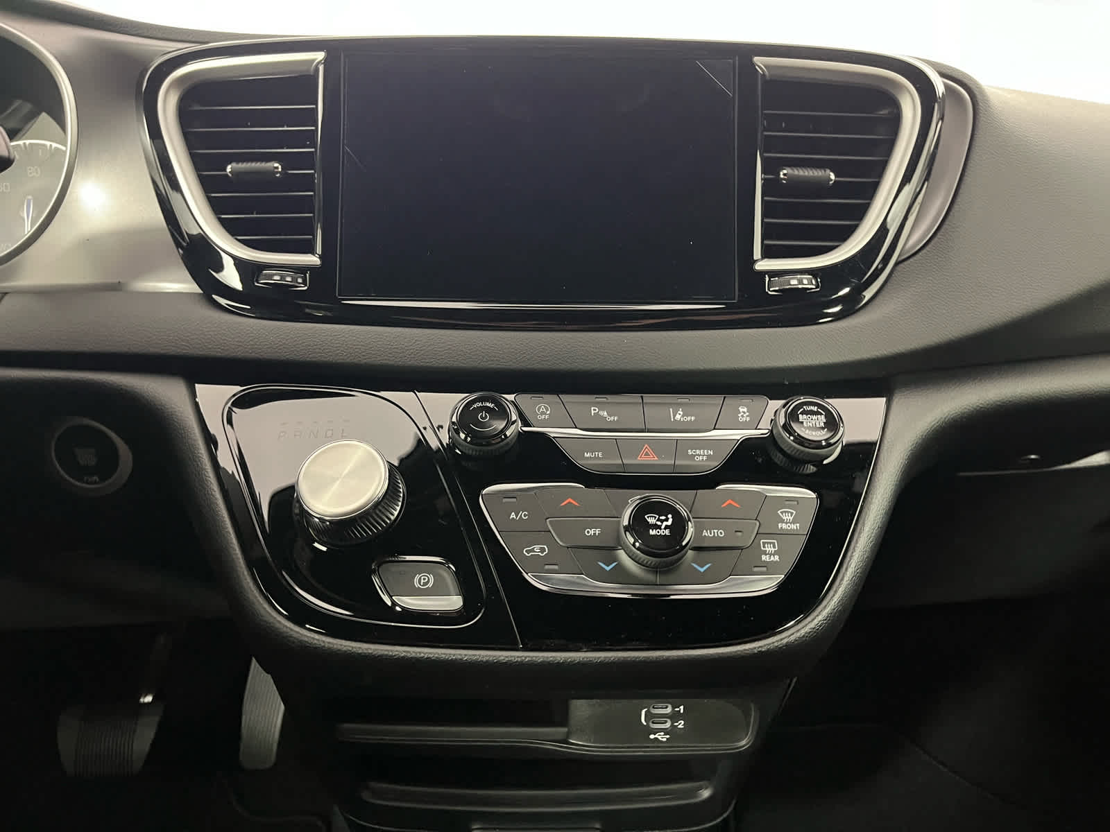 2026 Chrysler Voyager LX